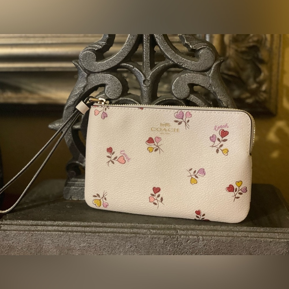 COACH NWT Corner Zip Wristlet with Heart Print - Picture 9 of 17